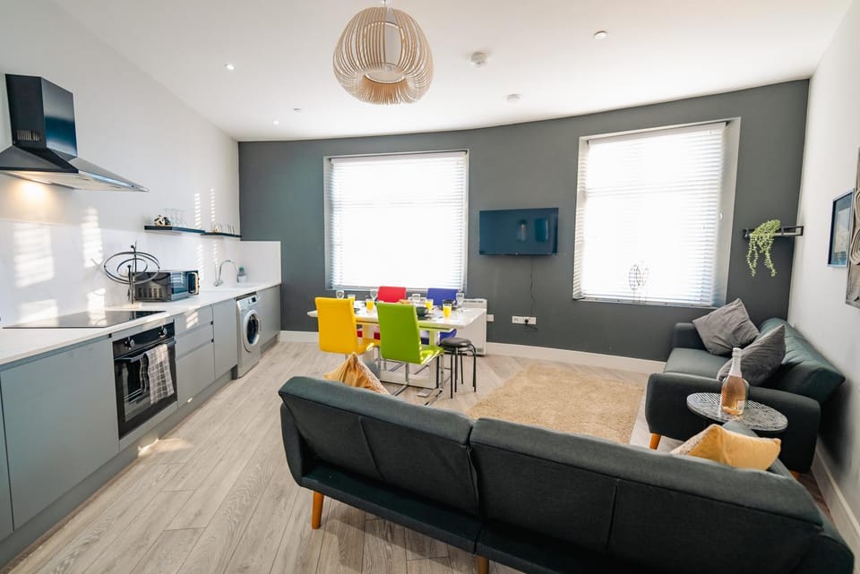 TV and multimedia, Kitchen or kitchenette, Living room, Seating area, Dining area, oven, stove