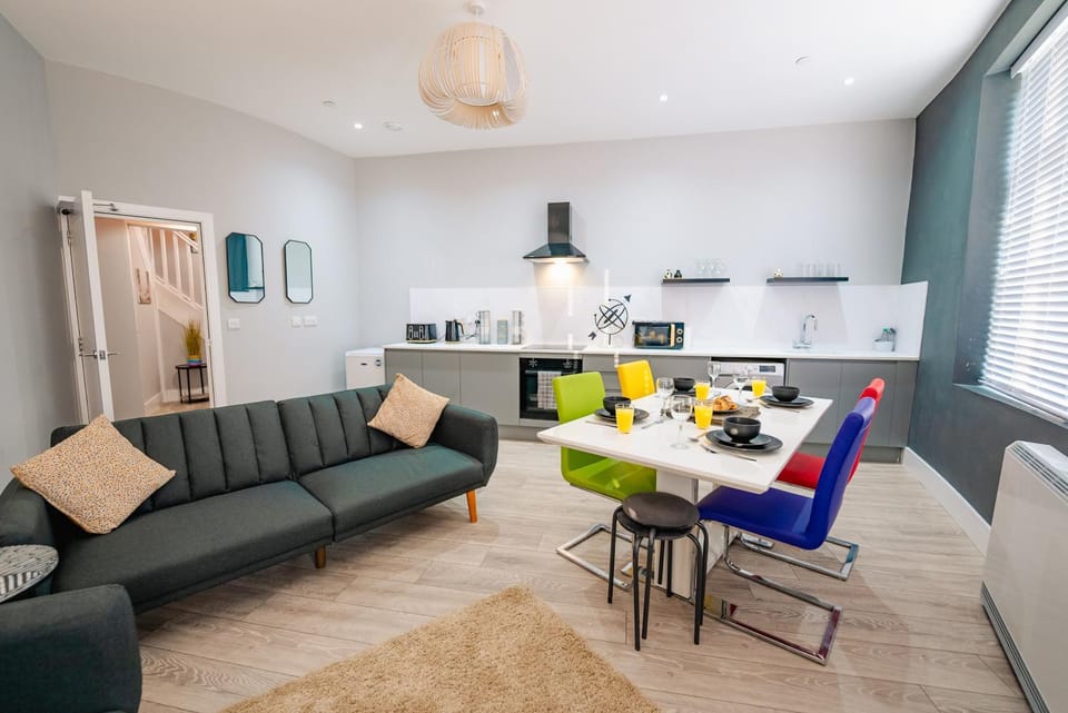 Kitchen or kitchenette, Living room, Seating area, Dining area