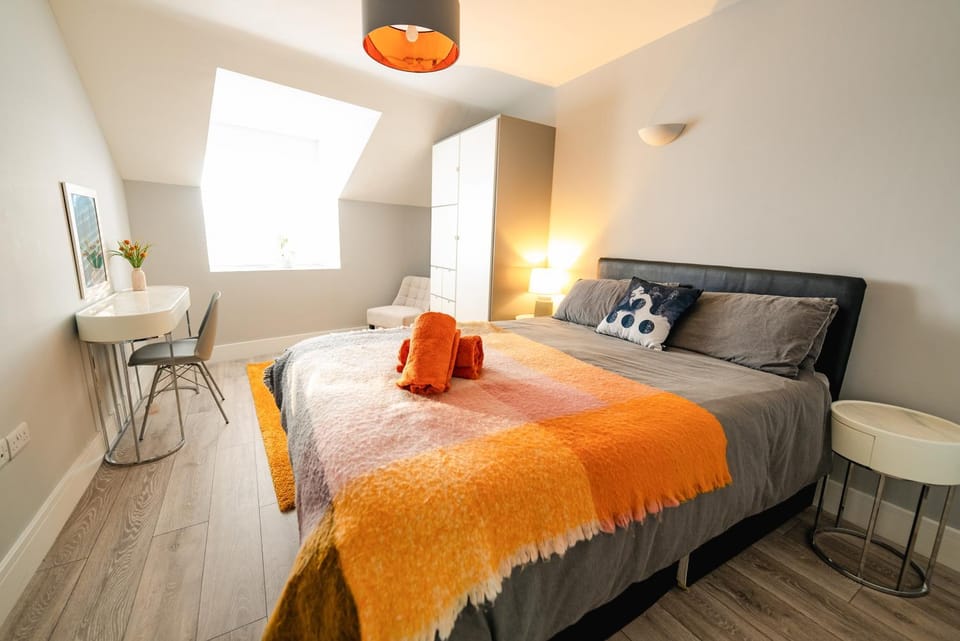 Bed, Photo of the whole room, Bedroom, towels