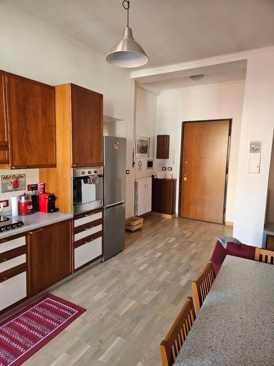 Coffee/tea facilities, Kitchen or kitchenette, Dining area, oven, stove