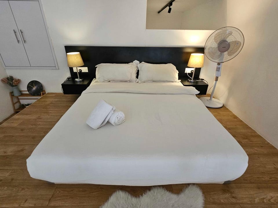 Bed, Bedroom, towels