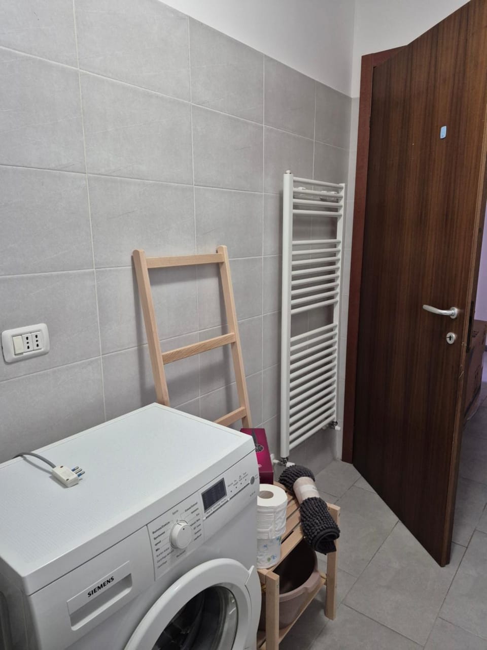 Bathroom, towels, washing machine, dryer