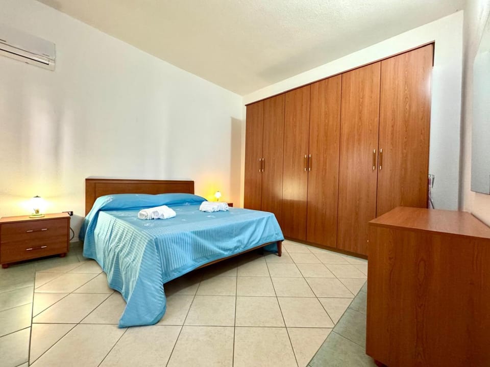 Bed, Photo of the whole room, Bedroom, wardrobe, air conditioner