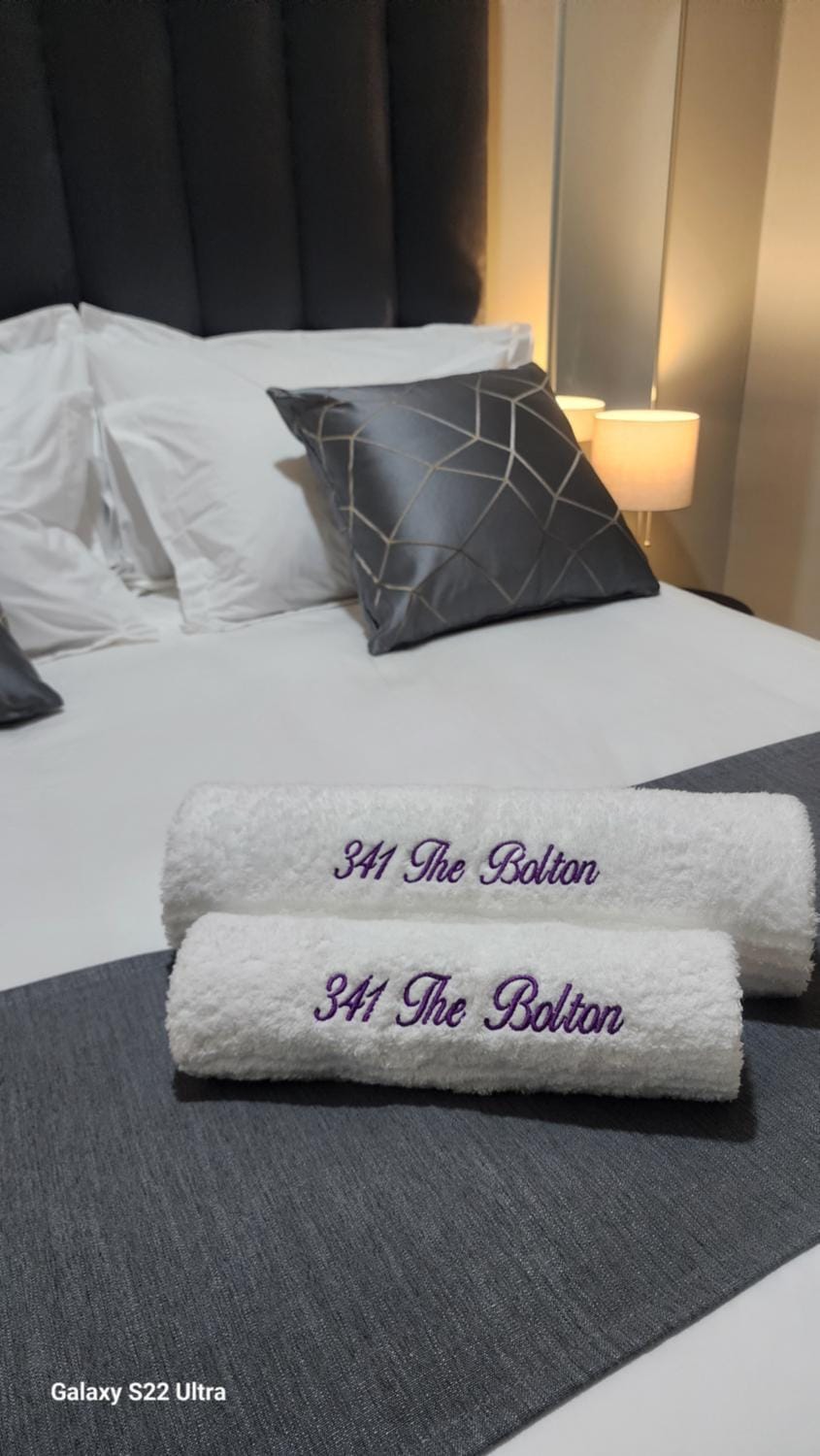 Bed, towels