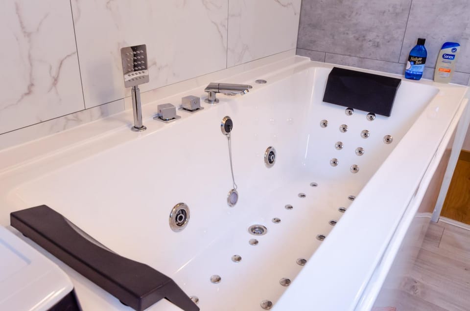 Hot Tub, Bath