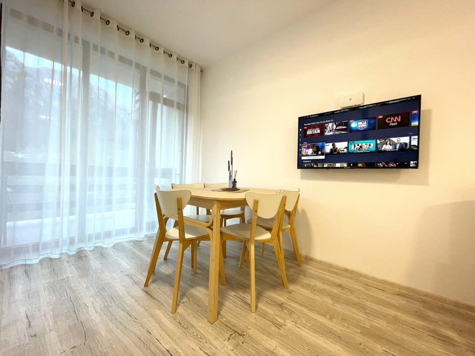 TV and multimedia, View (from property/room), Dining area, Mountain view, River view