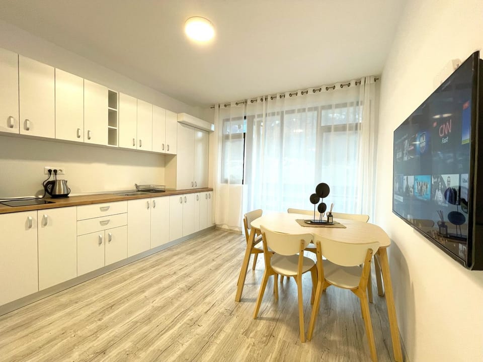 TV and multimedia, Coffee/tea facilities, Kitchen or kitchenette, Dining area, stove