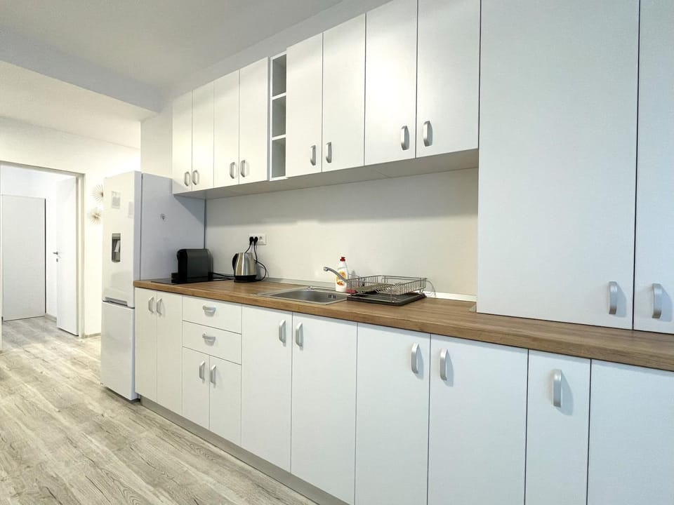Coffee/tea facilities, Kitchen or kitchenette, oven, stove