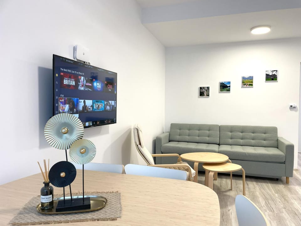 Communal lounge/ TV room, TV and multimedia, Living room, Decorative detail, Seating area, internet
