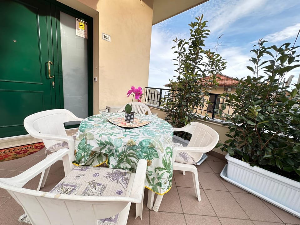 Property building, Patio, Day, Garden, View (from property/room), Balcony/Terrace, Dining area, Garden view
