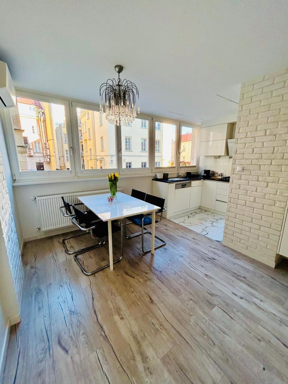 Kitchen or kitchenette, Dining area