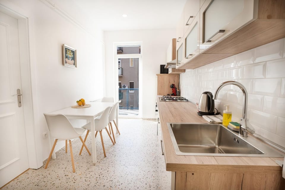 Coffee/tea facilities, dishwasher, microwave, oven, stove, kitchen