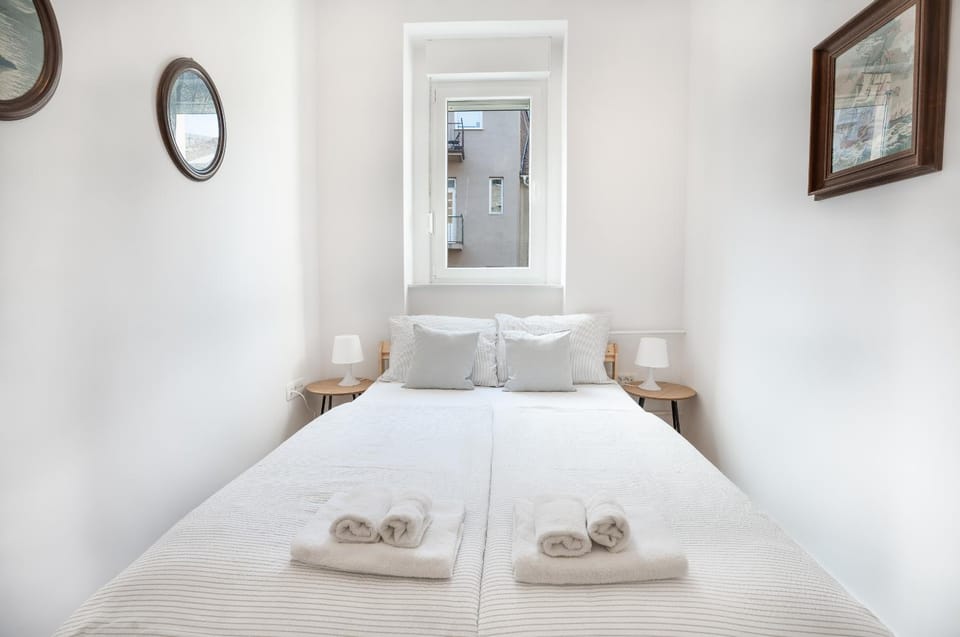 Bedroom, towels