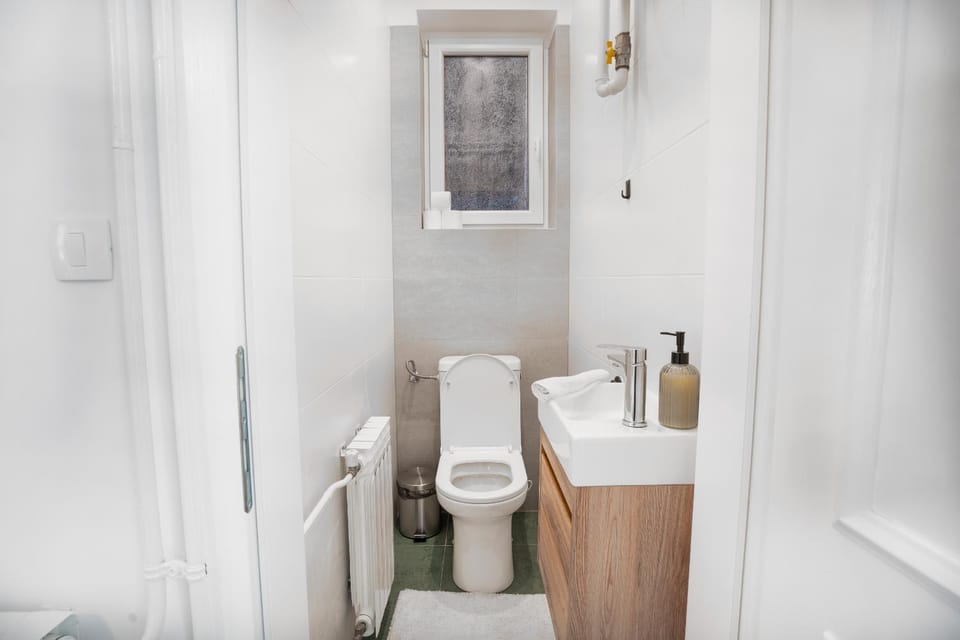 Toilet, Bathroom, towels