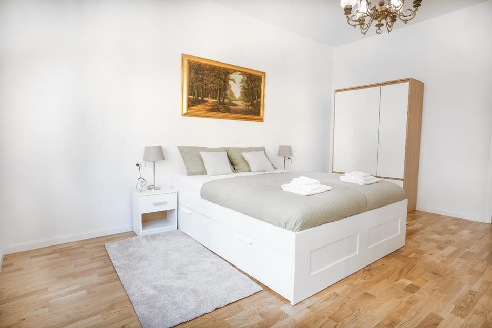 Bedroom, towels