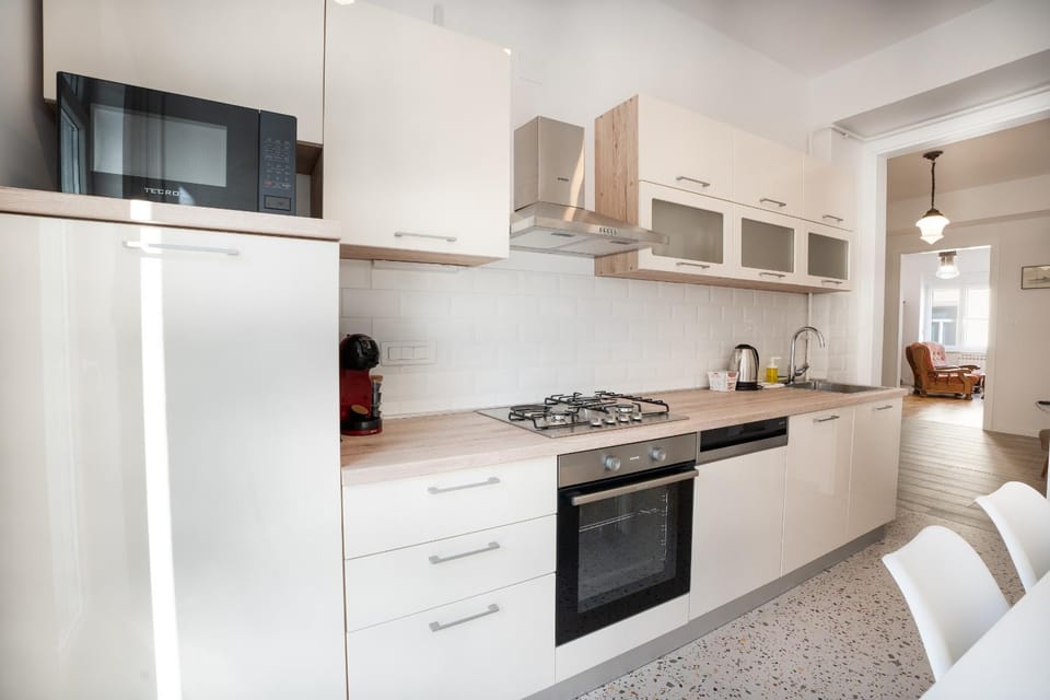 Coffee/tea facilities, microwave, oven, stove, kitchen