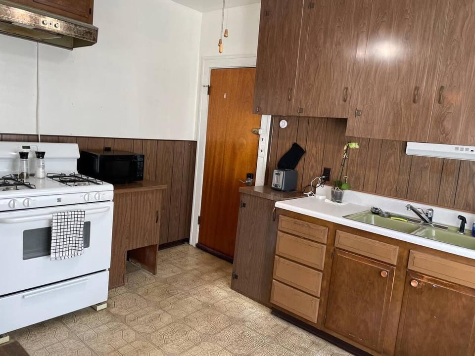 Comfy First Floor Bedroom near Cleveland Clinic Fairview Vacation rental in Cleveland Heights