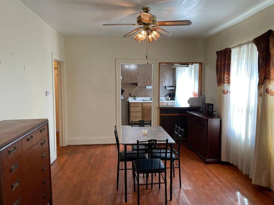 Comfy First Floor Bedroom near Cleveland Clinic Fairview Vacation rental in Cleveland Heights