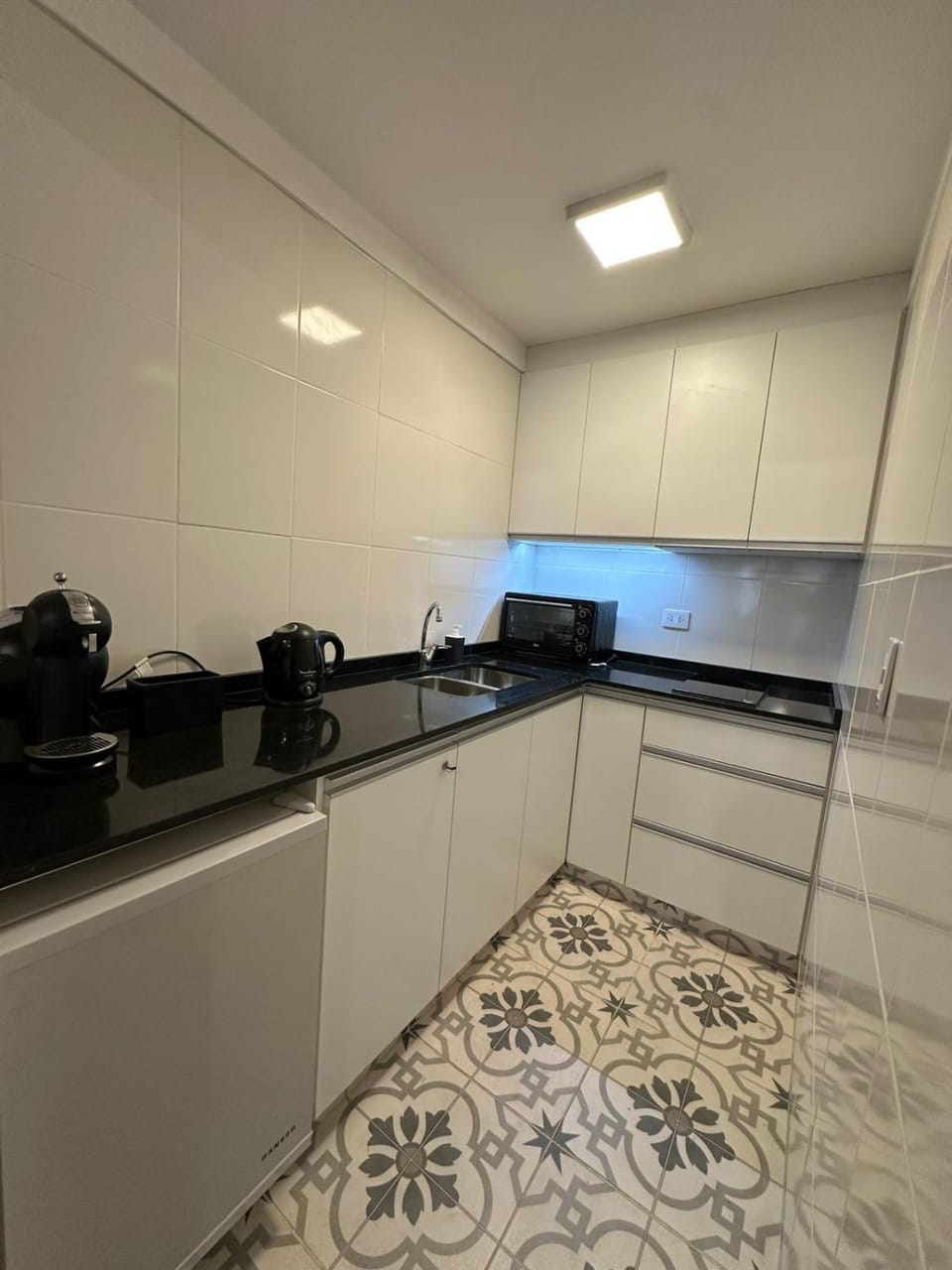 Coffee/tea facilities, Kitchen or kitchenette, minibar, oven, stove