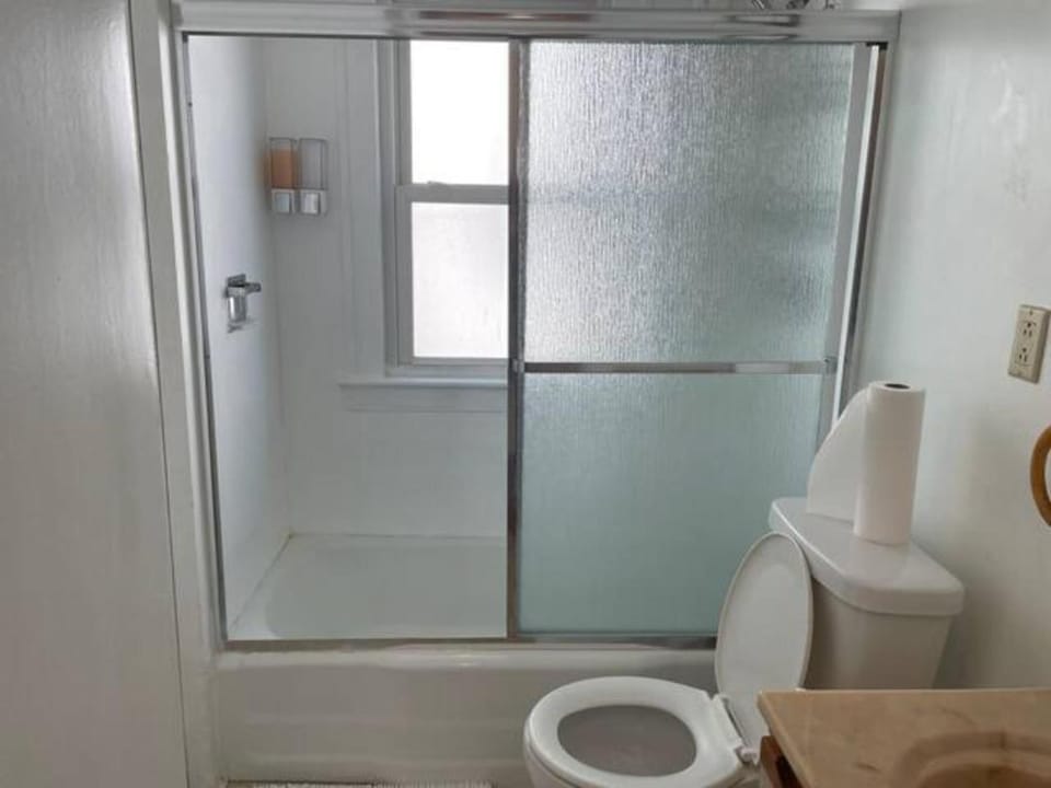 First Floor Room 8 min from Cle Airport Quiet Street All you need Vacation rental in Cleveland Heights
