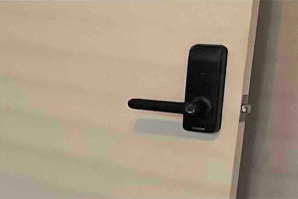 First Floor Room 8 min from Cle Airport Quiet Street All you need Vacation rental in Cleveland Heights