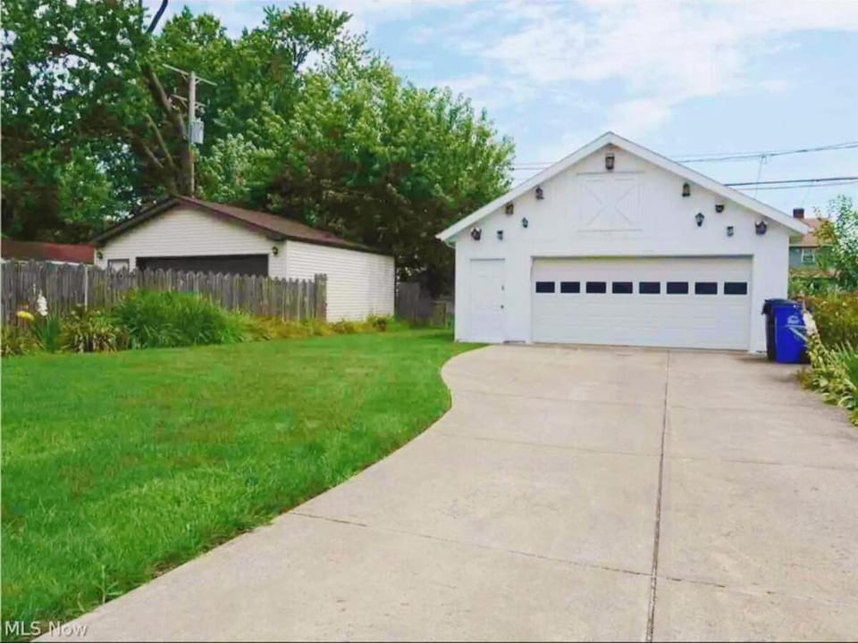 First Floor Room 8 min from Cle Airport Quiet Street All you need Vacation rental in Cleveland Heights