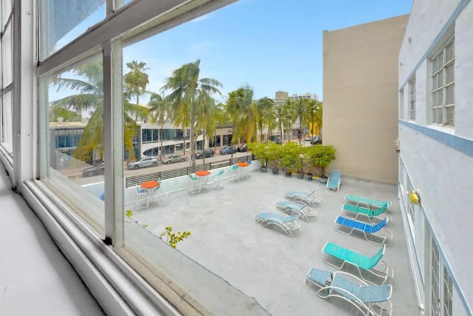 Stylish Studio Steps from South Beach, Sleeps 4 Inn in Flamingo Lummus