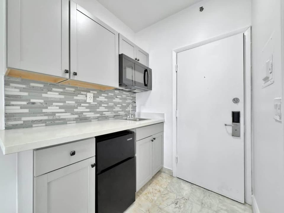 Stylish Studio Steps from South Beach, Sleeps 4 Inn in Flamingo Lummus