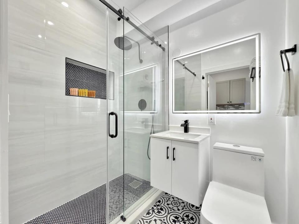 Stylish Studio Steps from South Beach, Sleeps 4 Inn in Flamingo Lummus