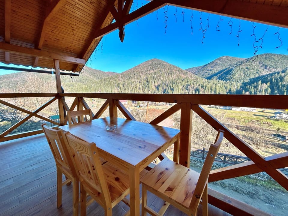 Bird's eye view, Balcony/Terrace, Dining area, Mountain view, Quiet street view