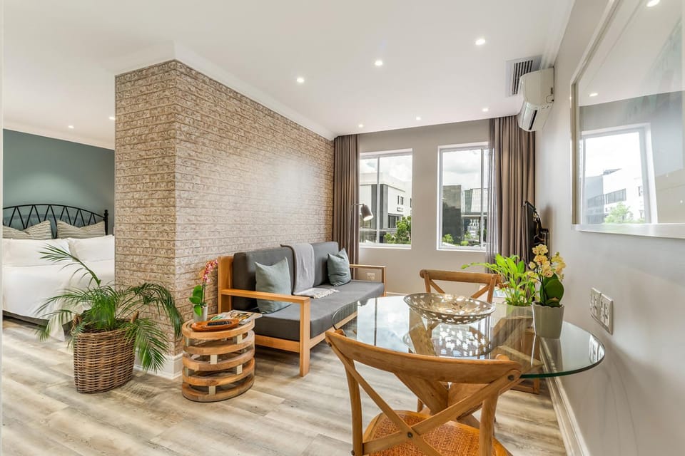 TV and multimedia, Living room, Seating area, Dining area, City view, air conditioner