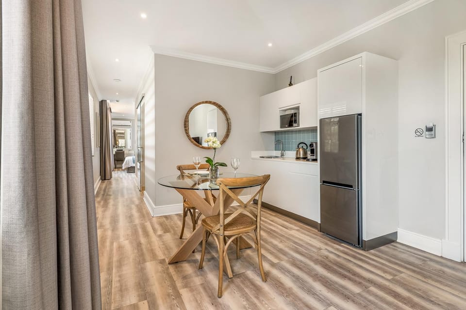 Kitchen or kitchenette, Dining area, microwave