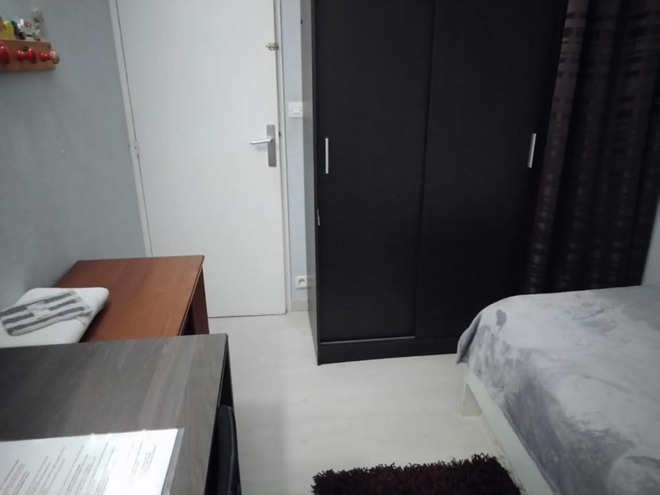 Chambre bleue lit individuel Vacation rental in Île-de-France