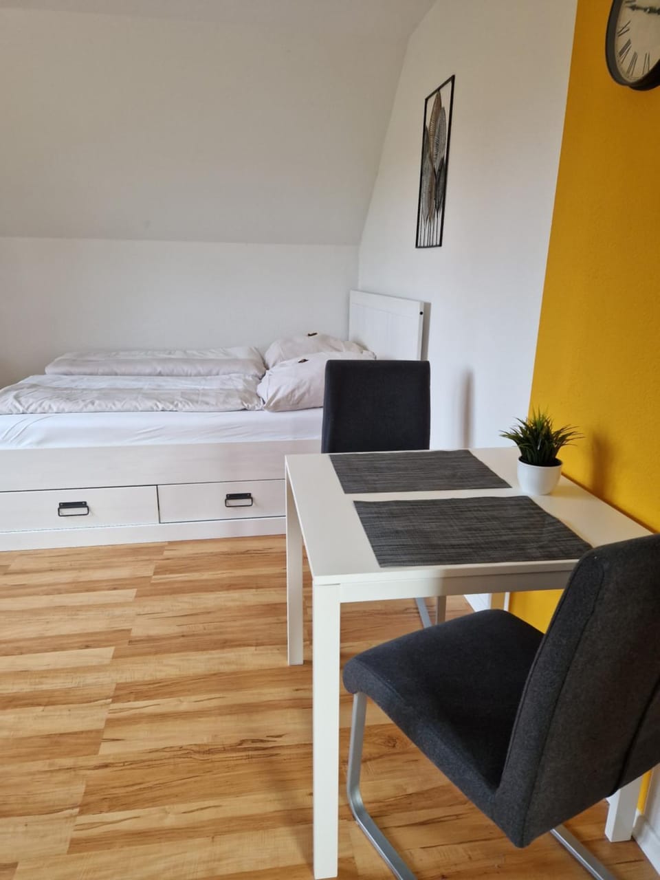 Bed, TV and multimedia, Living room, Photo of the whole room