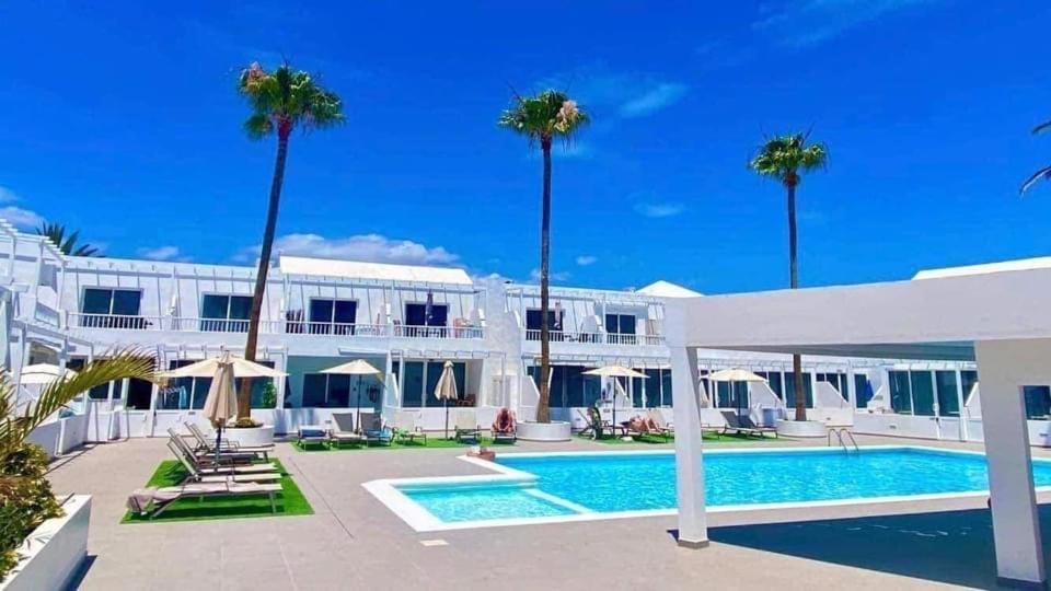 Swimming pool, sunbed