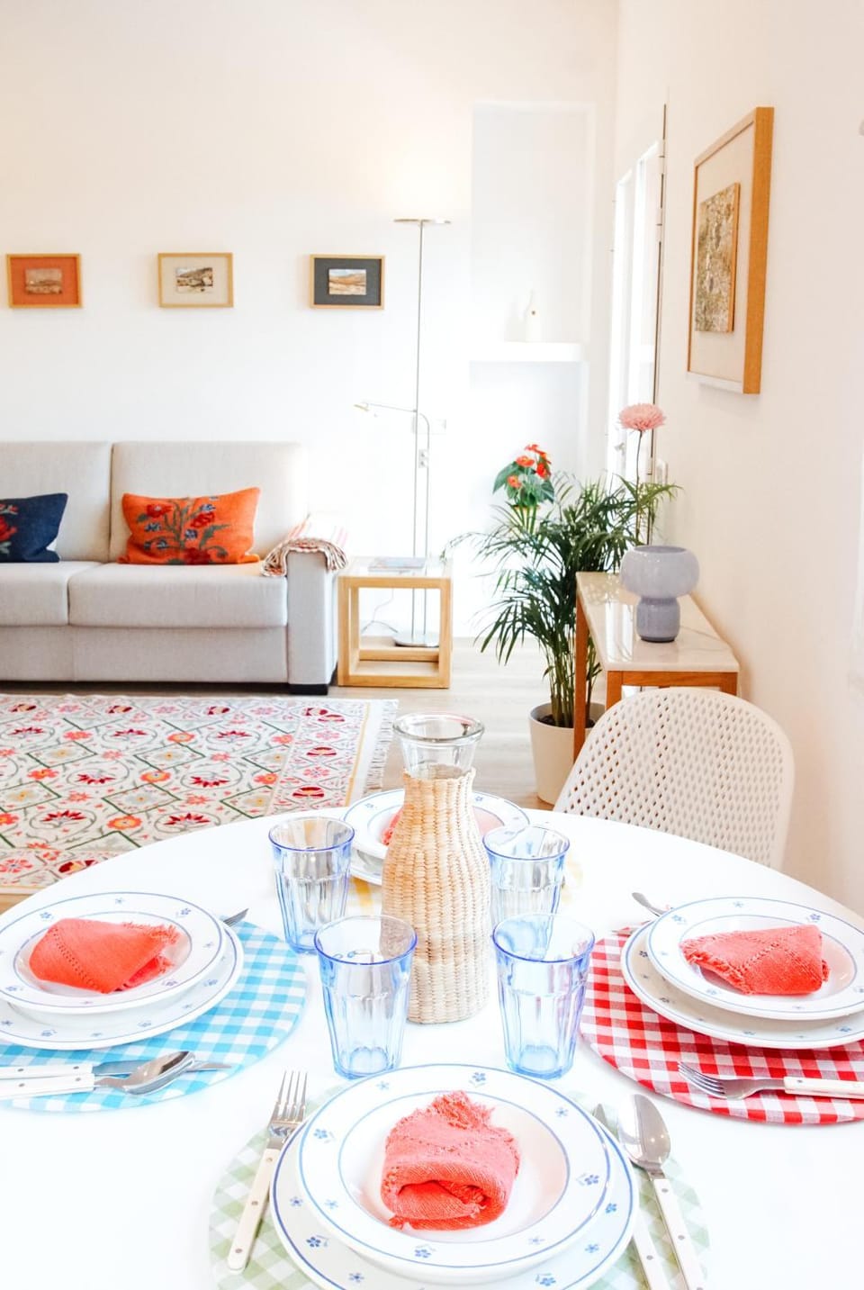Living room, Seating area, Dining area, Food