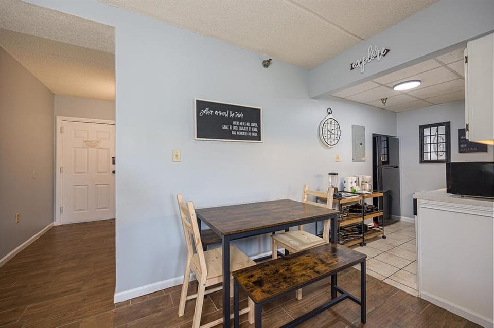 Bearfoot Lodge Gatlinburg Condo, Free Parking, & only a 12 mile from Ripley's Aquarium House in Gatlinburg