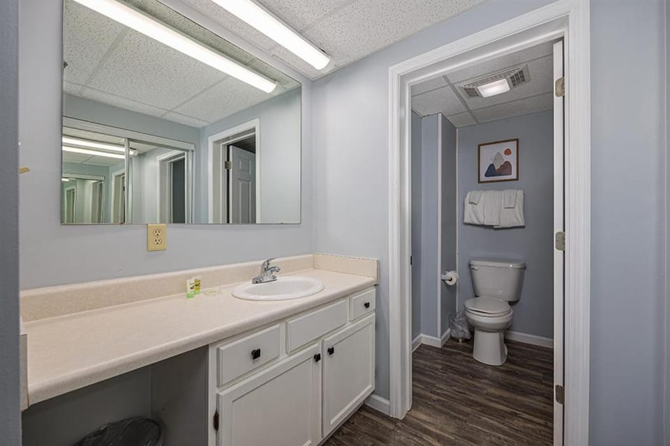 Bearfoot Lodge Gatlinburg Condo, Free Parking, & only a 12 mile from Ripley's Aquarium House in Gatlinburg