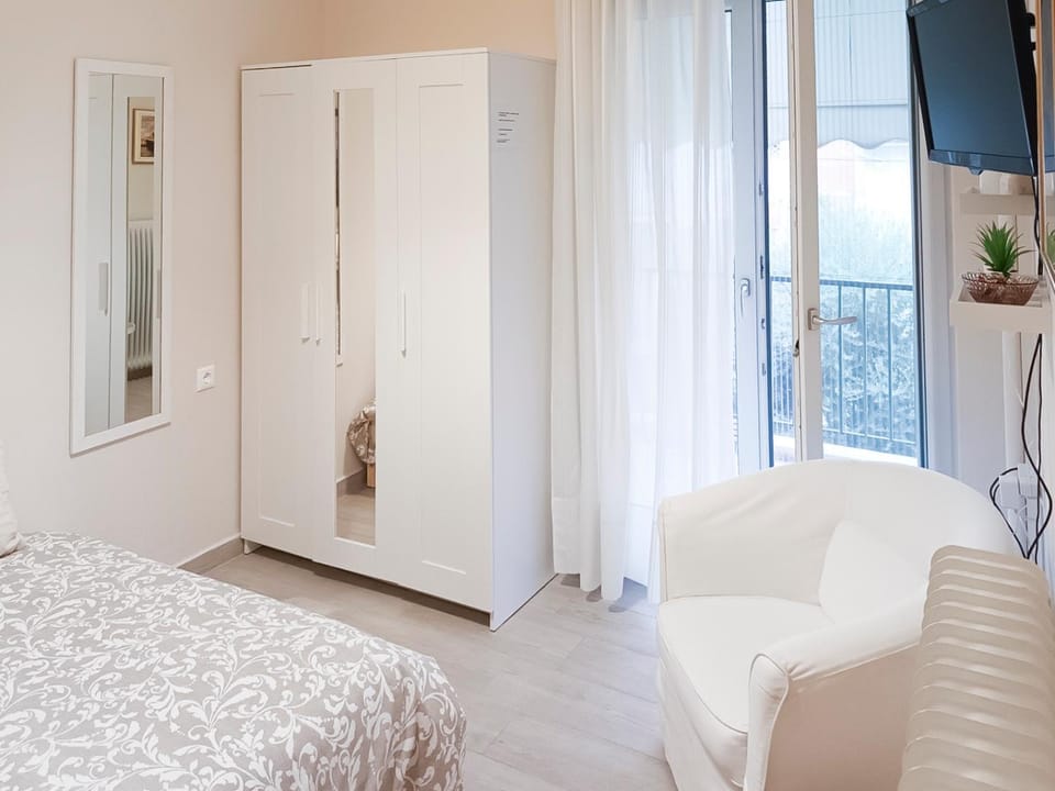 Photo of the whole room, Bedroom, wardrobe
