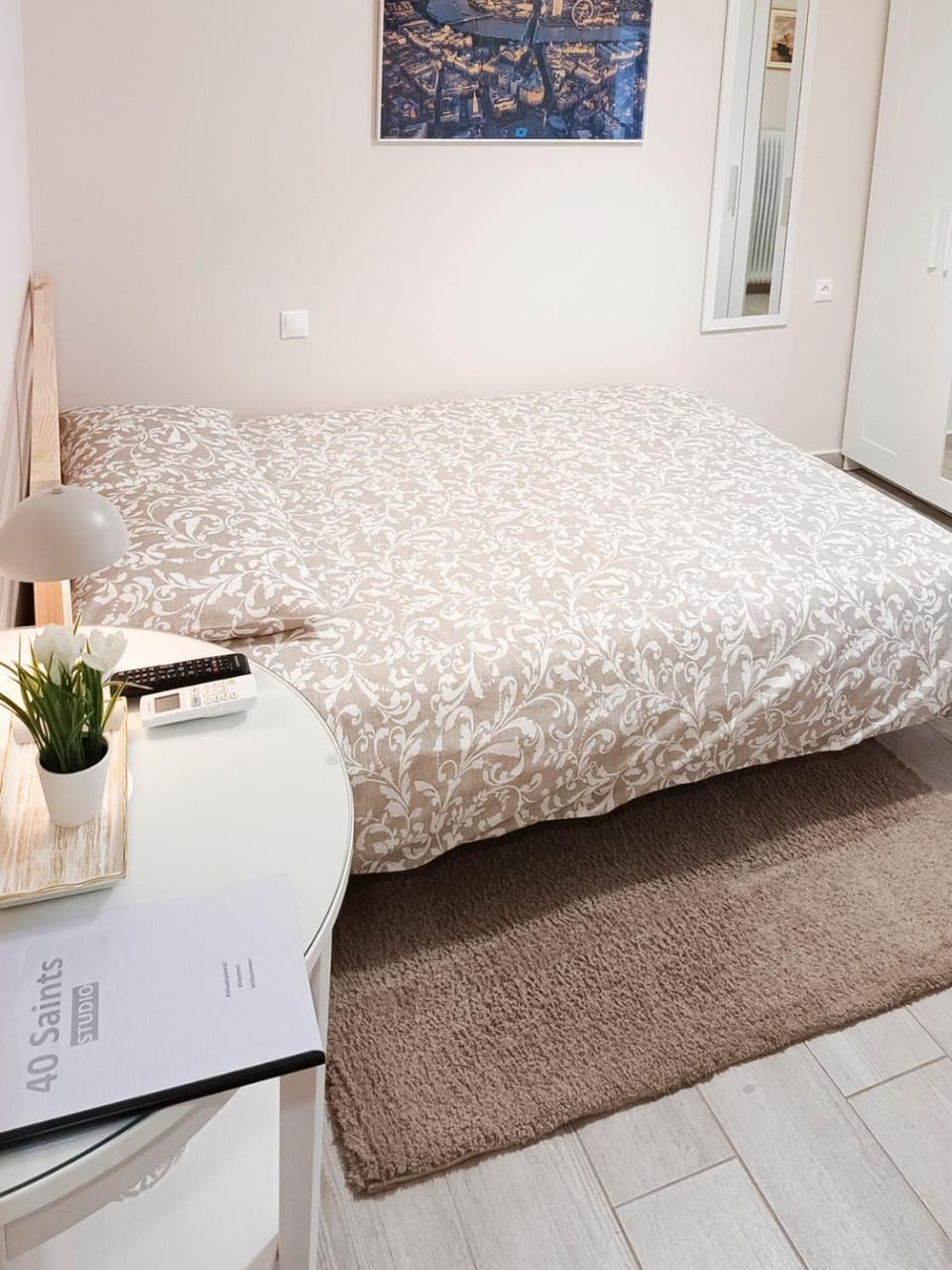 Photo of the whole room, Bedroom