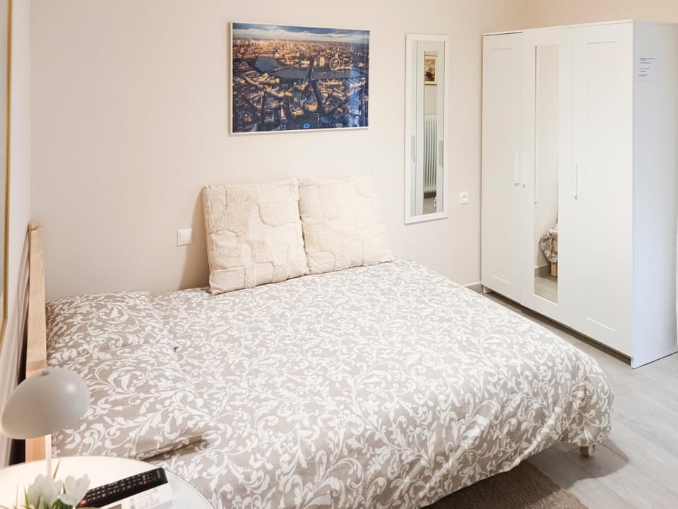 Bed, Decorative detail, Bedroom, wardrobe