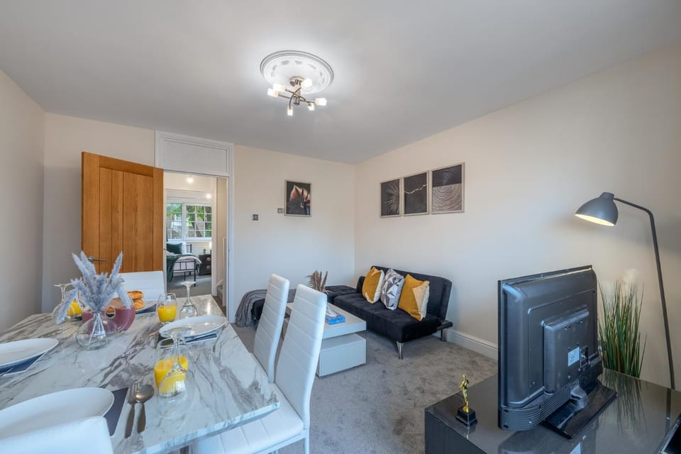 TV and multimedia, Living room, Seating area, Dining area, Food, Dinner, Drinks