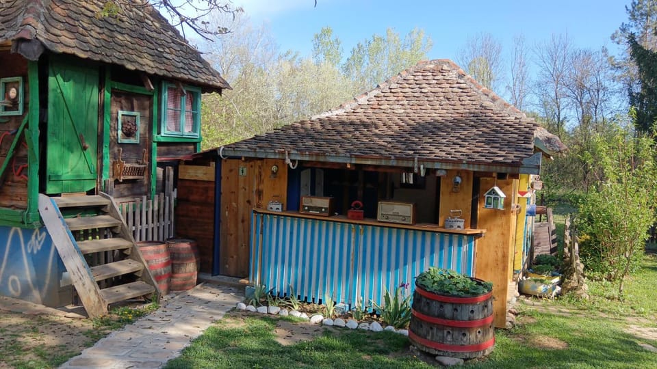 Property building, Restaurant/places to eat