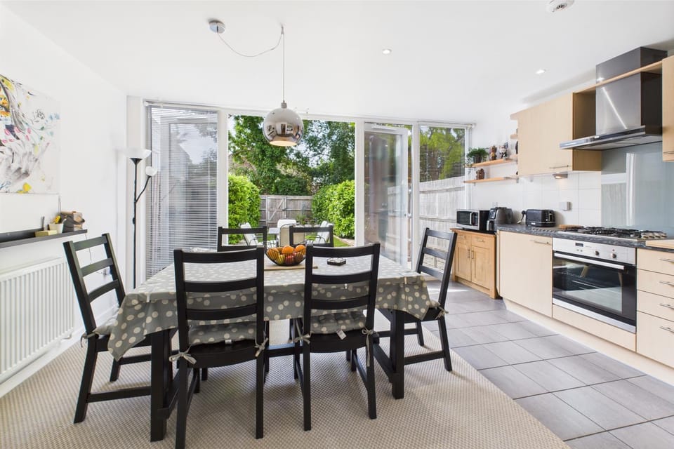 3-Bed Modern Home, 3-Min Walk to Station, Direct Trains to London, Zone 6, Free Parking House in Epsom