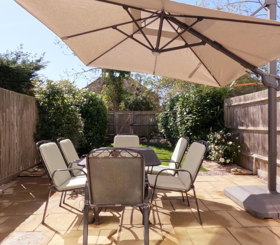 3 bed modern townhouse with self check in, sleeps 6, 35mins direct train to London Waterloo, zone 6 House in Epsom