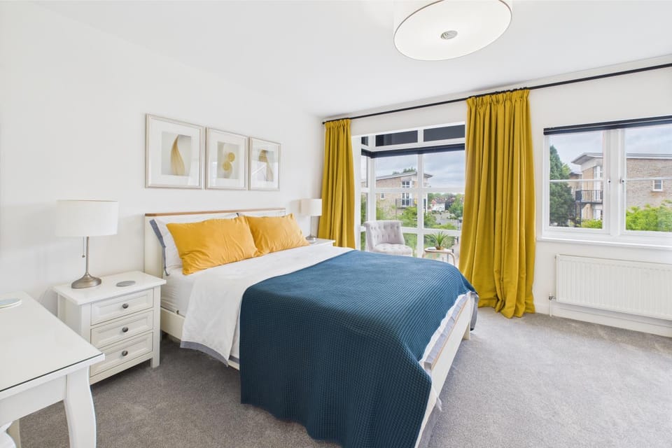 3-Bed Modern Home, 3-Min Walk to Station, Direct Trains to London, Zone 6, Free Parking House in Epsom
