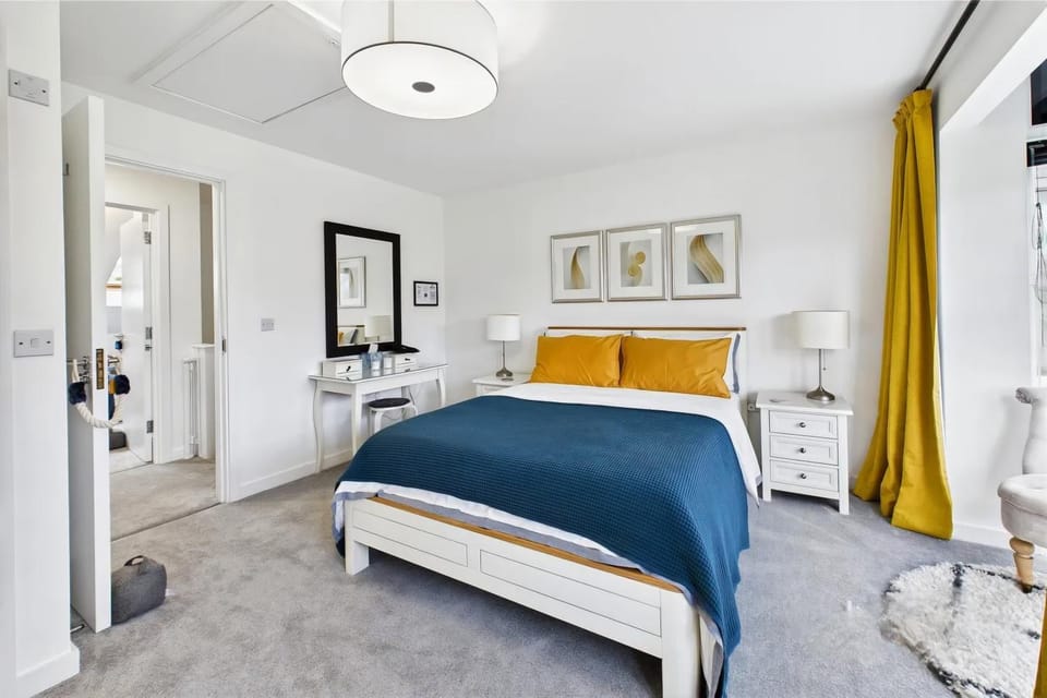 3 bed modern townhouse with self check in, sleeps 6, 35mins direct train to London Waterloo, zone 6 House in Epsom