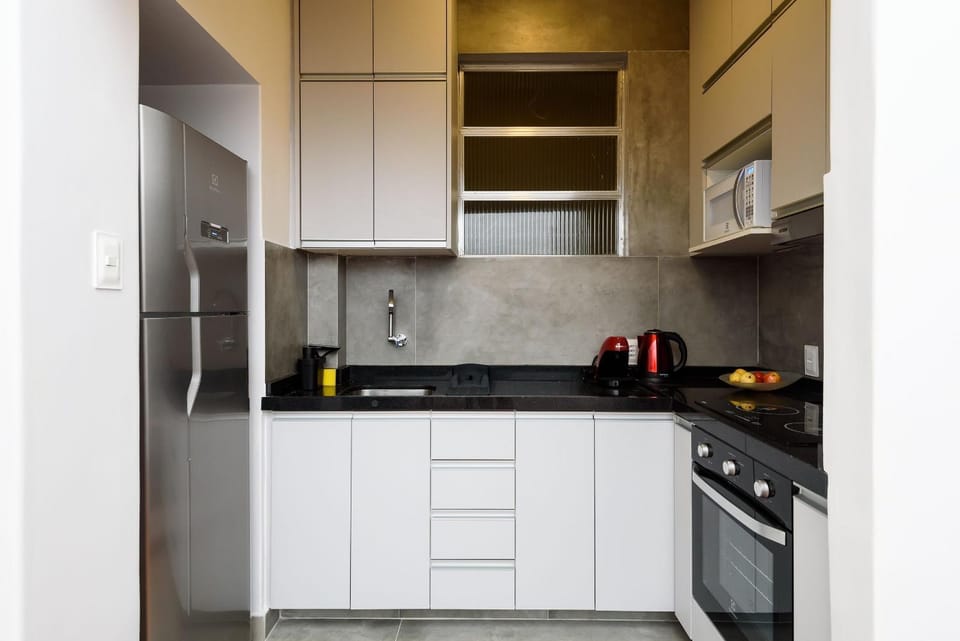 Coffee/tea facilities, Kitchen or kitchenette, stove