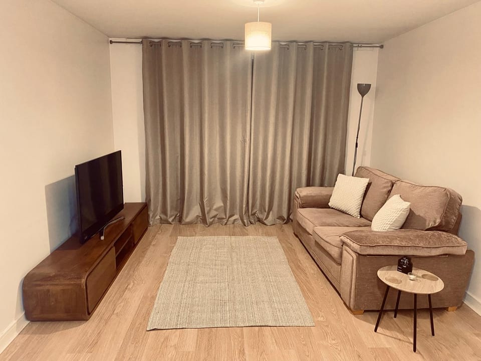 TV and multimedia, Living room, Seating area, Evening entertainment