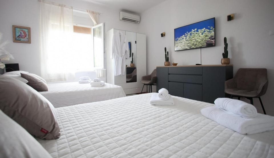 Bedroom, air conditioner